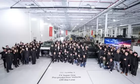 一群人在雪地上站着许多观众AI 生成的内容可能不正确。