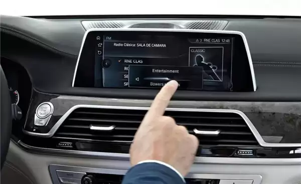 还得实体键!研究证实开车操作屏幕可使车道偏离幅度增加40%