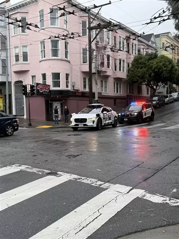  Waymo自动驾驶出现史诗级丑闻 博主：特斯拉FSD实测不会卡死