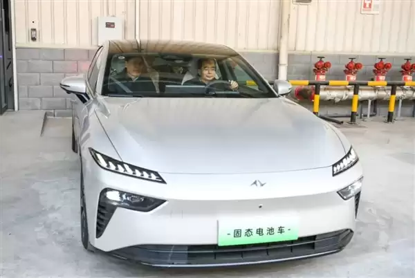 力战2027年量产！东风汽车“固态电池车”亮相