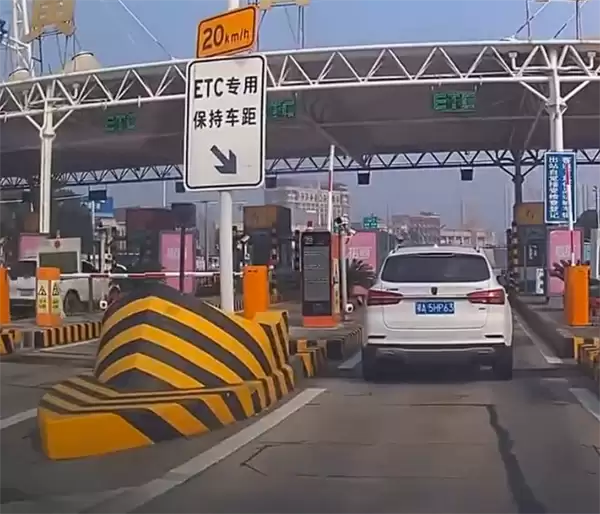 女子收费站遇前车插队蹭ETC：反应不及时令其得逞