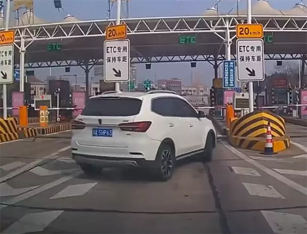 女子收费站遇前车插队蹭ETC：反应不及时令其得逞