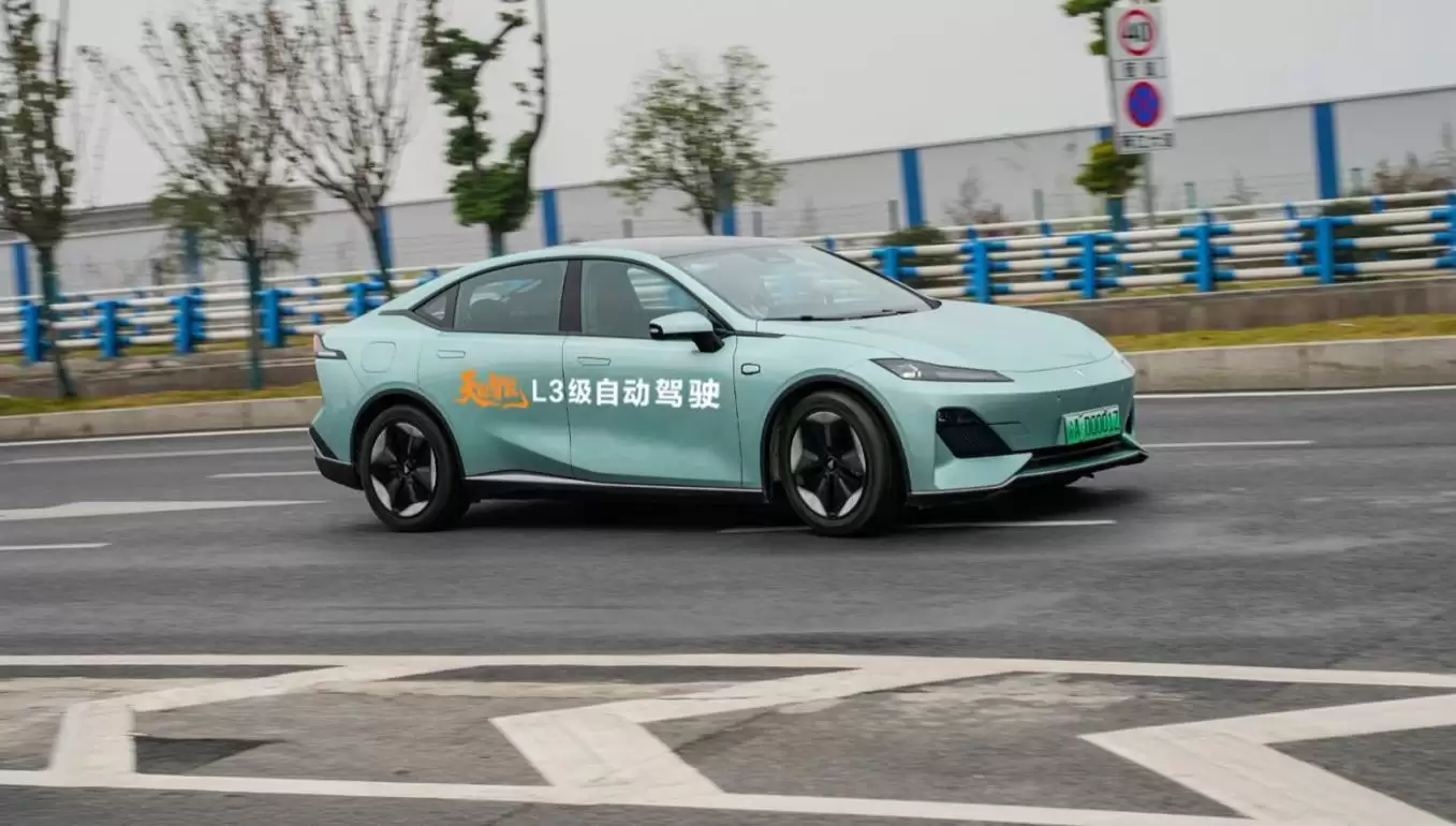 全国首块 L3 级自动驾驶专用正式号牌颁发，长安汽车上路实测视频公布