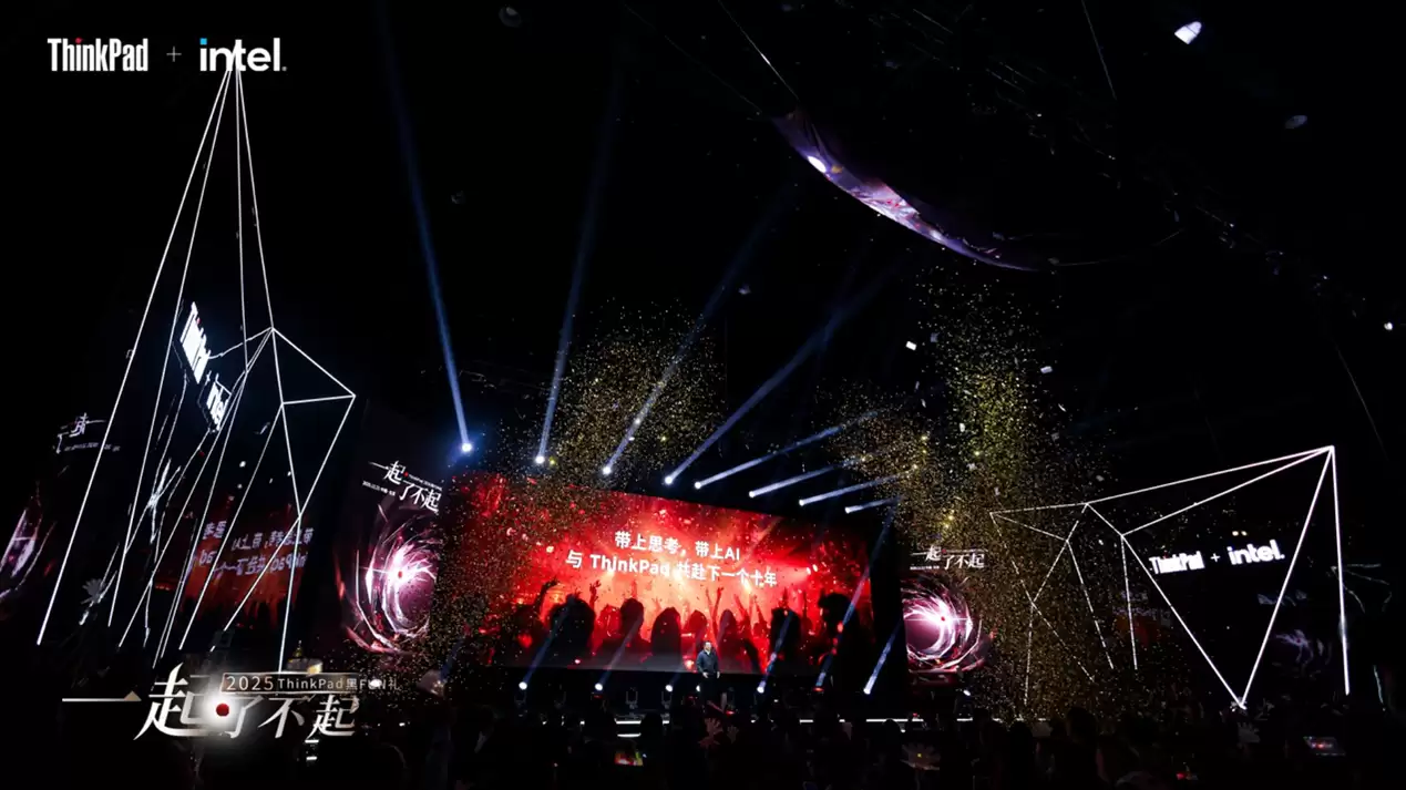 ThinkPad黑FUN礼发布两大原型机 天禧AI足球智能体亮相