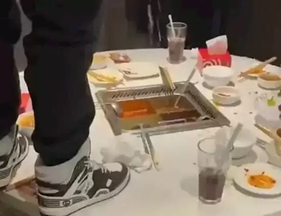 海底捞小便事件家长赔偿220万!详情披露大受震撼:给全社会一堂法治教育课