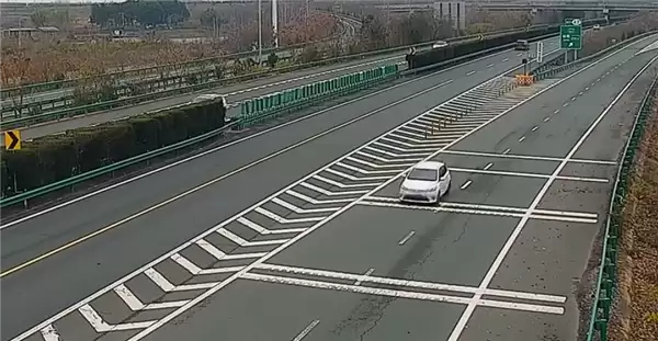 福银高速孝感段车辆逆行事件:导航误导导致司机误入反向车道被罚