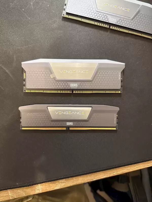 内存条变灯带?高价DDR5竟现伪装调包事件