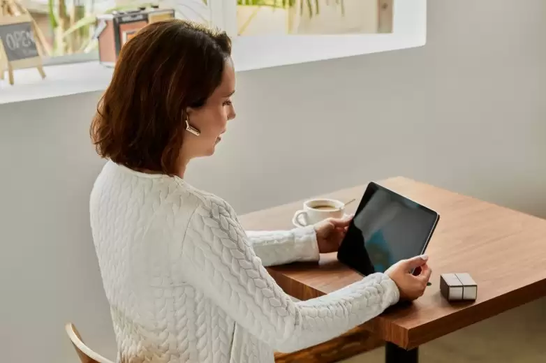 生物特征级拾音革新时空壶W4骨声纹技术引领AI同传行业升级