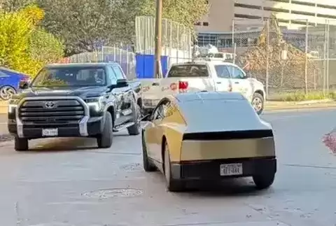 特斯拉Cybercab路测曝光：无方向盘纯电自动驾驶新车