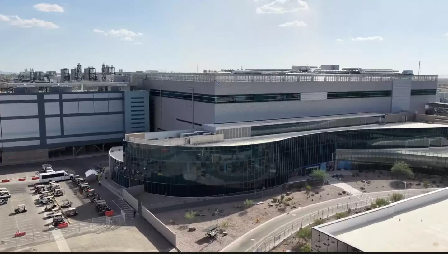 前董事锐评为何英特尔代工业务难吸引人：最大问题是既当伙伴又当对手