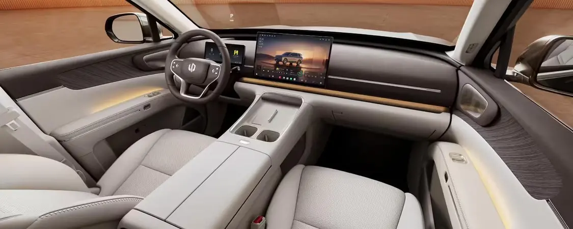 零跑D19内饰细节公开:三排全景视窗+双扶手