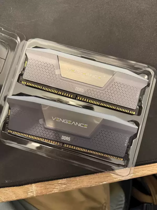 上千美元的海盗船96GB内存被掉包！只值35美元的RGB灯条