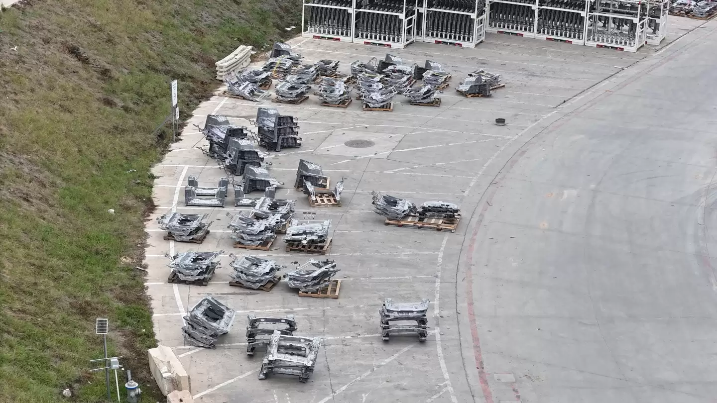 距离量产约130天，照片显示特斯拉Cybercab正进行碰撞测试