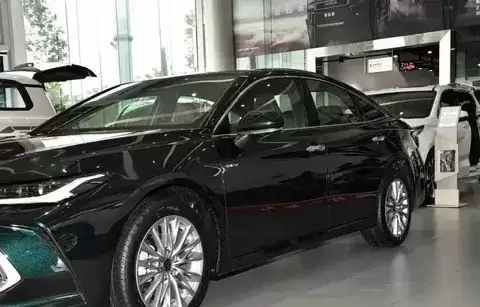 丰田中型轿车对比：长轴距混动款性价比凸显