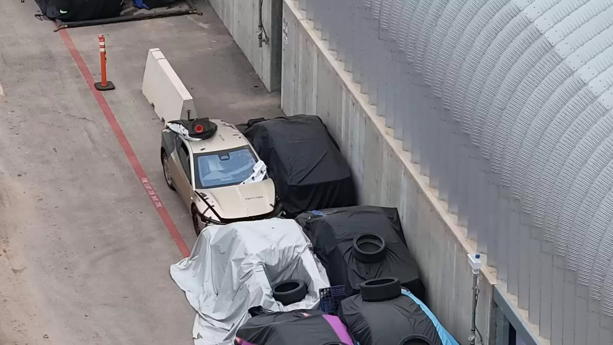 距离量产约130天，照片显示特斯拉Cybercab正进行碰撞测试