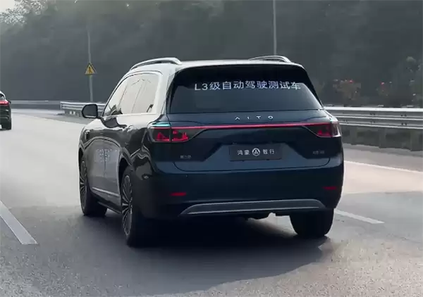 问界M9实测L3自动驾驶：蓝光提示+自动靠停