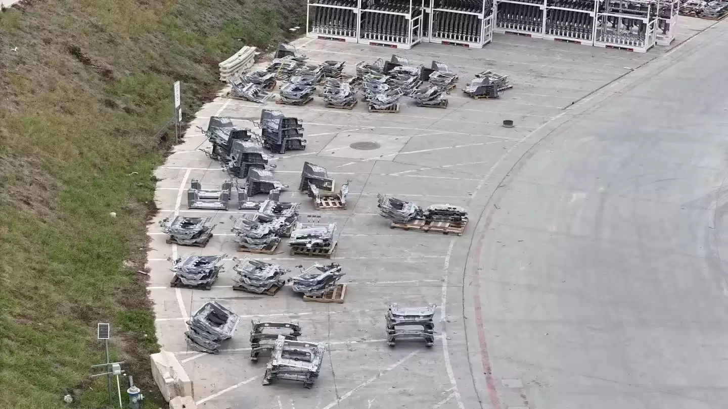 距离量产约130天，照片显示特斯拉Cybercab正进行碰撞测试