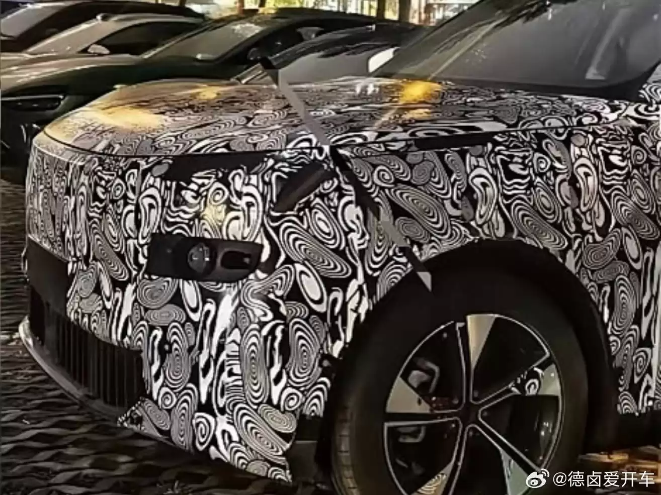 领克 800 新车谍照曝光:设计近似“大哥”领克 900,预计与 09 同级