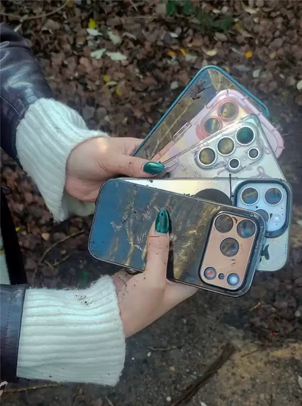 女子手机伦敦被抢 靠定位从地下挖出5部手机