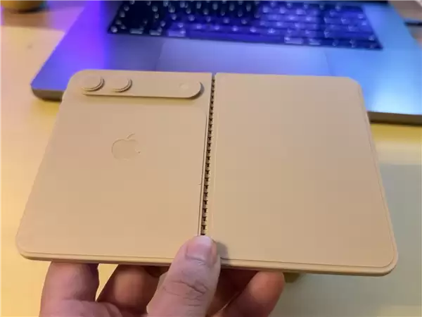 苹果首款折叠屏蓄势待发!iPhone Fold机模出炉