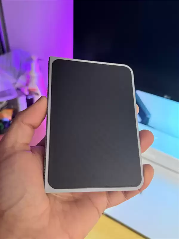 苹果首款折叠屏蓄势待发!iPhone Fold机模出炉