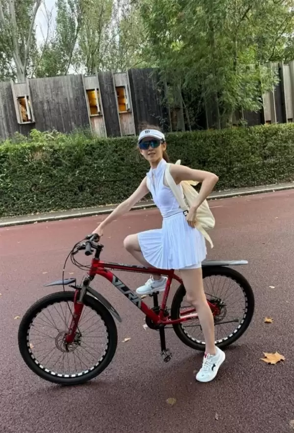 章泽天晒网球新照：坚持运动的第40天 活力满满