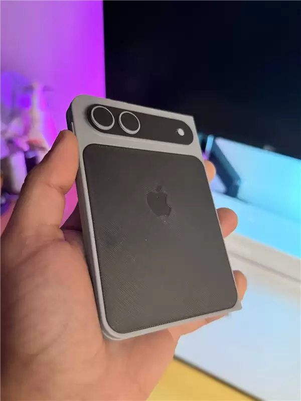 苹果首款折叠屏蓄势待发!iPhone Fold机模出炉