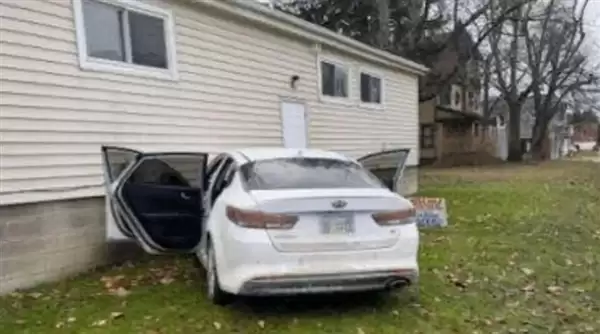 美国3小孩哥看视频学偷车成功得手 但因不会开火速被捕