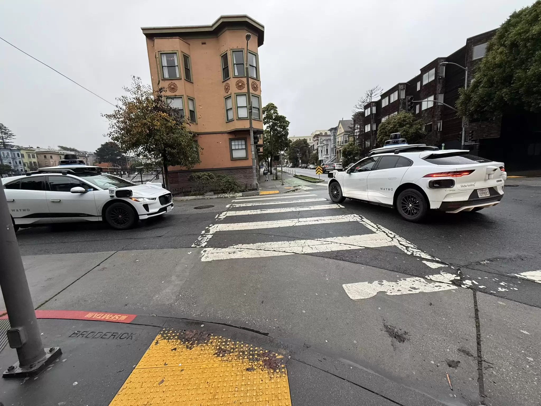 旧金山停电致自动驾驶出租车“卡壳”堵路,Waymo 宣布升级软件应对