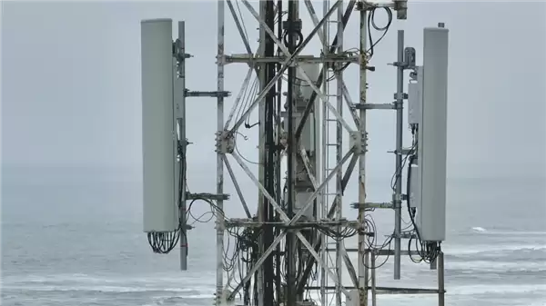 华为完成全球首个极简基站商用部署:功耗降35%、信号提50%