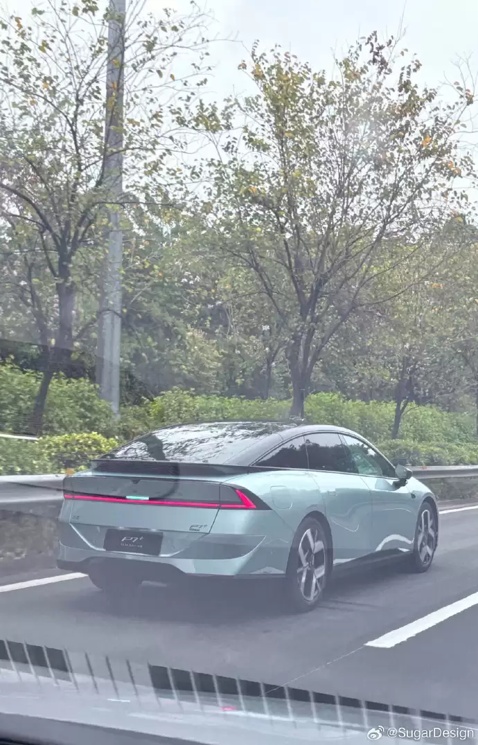 小鹏 P7 + 增程版实车曝光：全新外观，纯电续航 325km