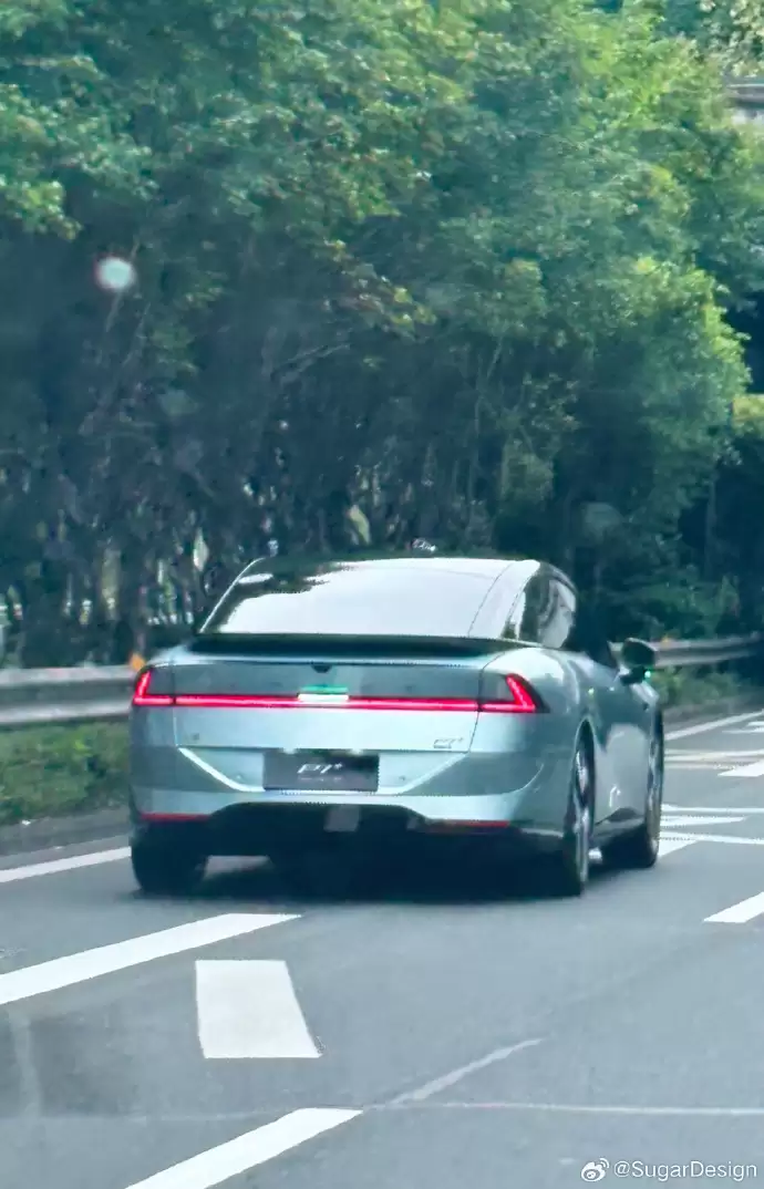 小鹏 P7 + 增程版实车曝光：全新外观，纯电续航 325km