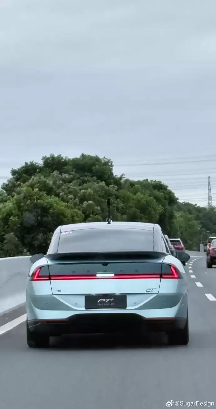 小鹏 P7 + 增程版实车曝光：全新外观，纯电续航 325km