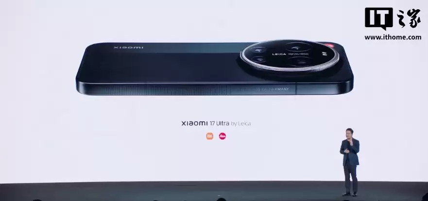 小米 17 Ultra 徕卡版手机亮相：经典“可乐标”、手动变焦环，方方面面尽徕卡