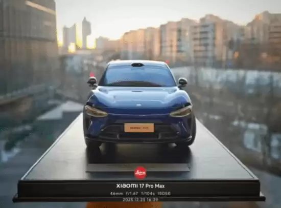 小米YU7车模赠员工,定制镌刻共庆50万辆下线