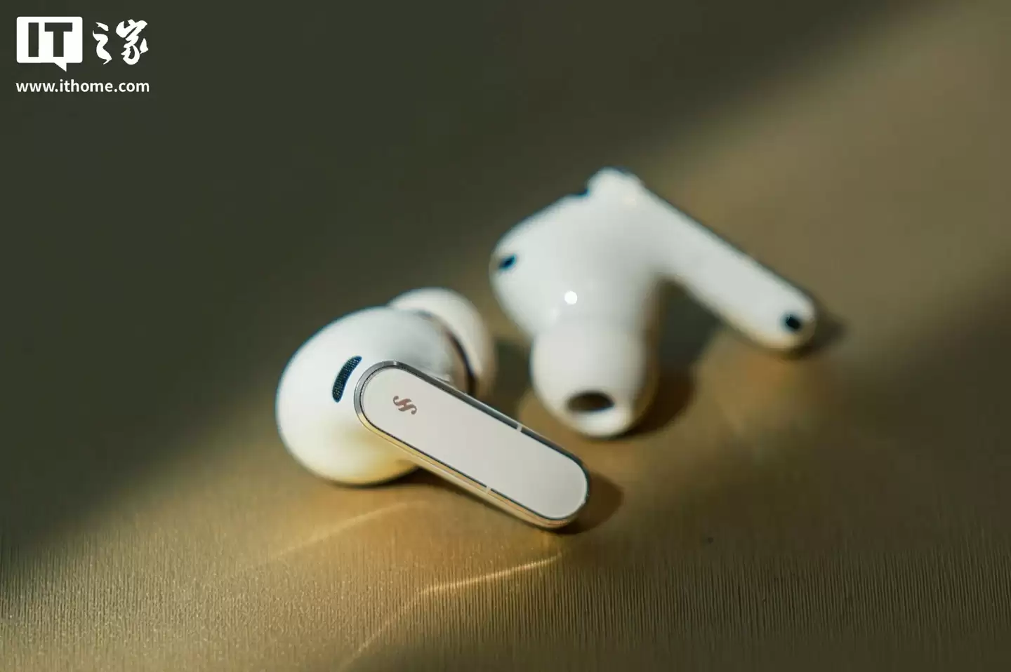 华为 FreeBuds Pro 5 马年典藏版开启预售：烫金密刻、专属弹窗，1499 元