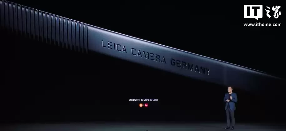 小米 17 Ultra 徕卡版手机亮相：经典“可乐标”、手动变焦环，方方面面尽徕卡
