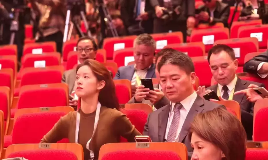 打脸感情不和！刘强东章泽天韩国同框，结婚十年状态封神