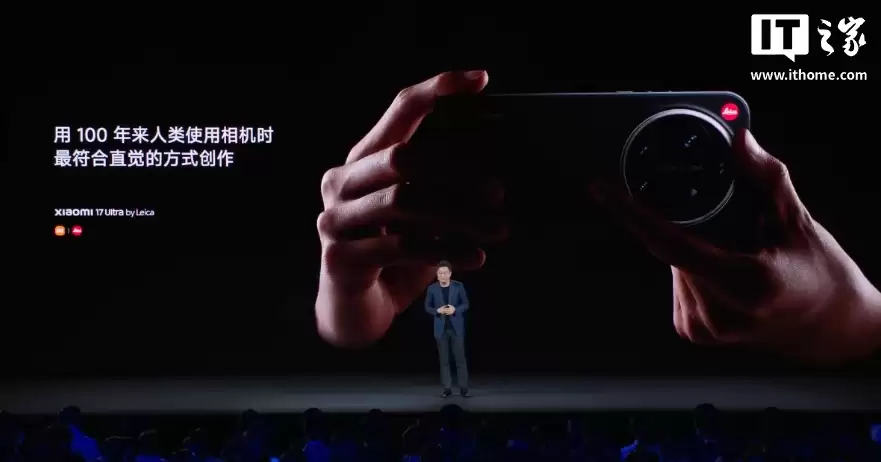 小米 17 Ultra 徕卡版手机亮相：经典“可乐标”、手动变焦环，方方面面尽徕卡