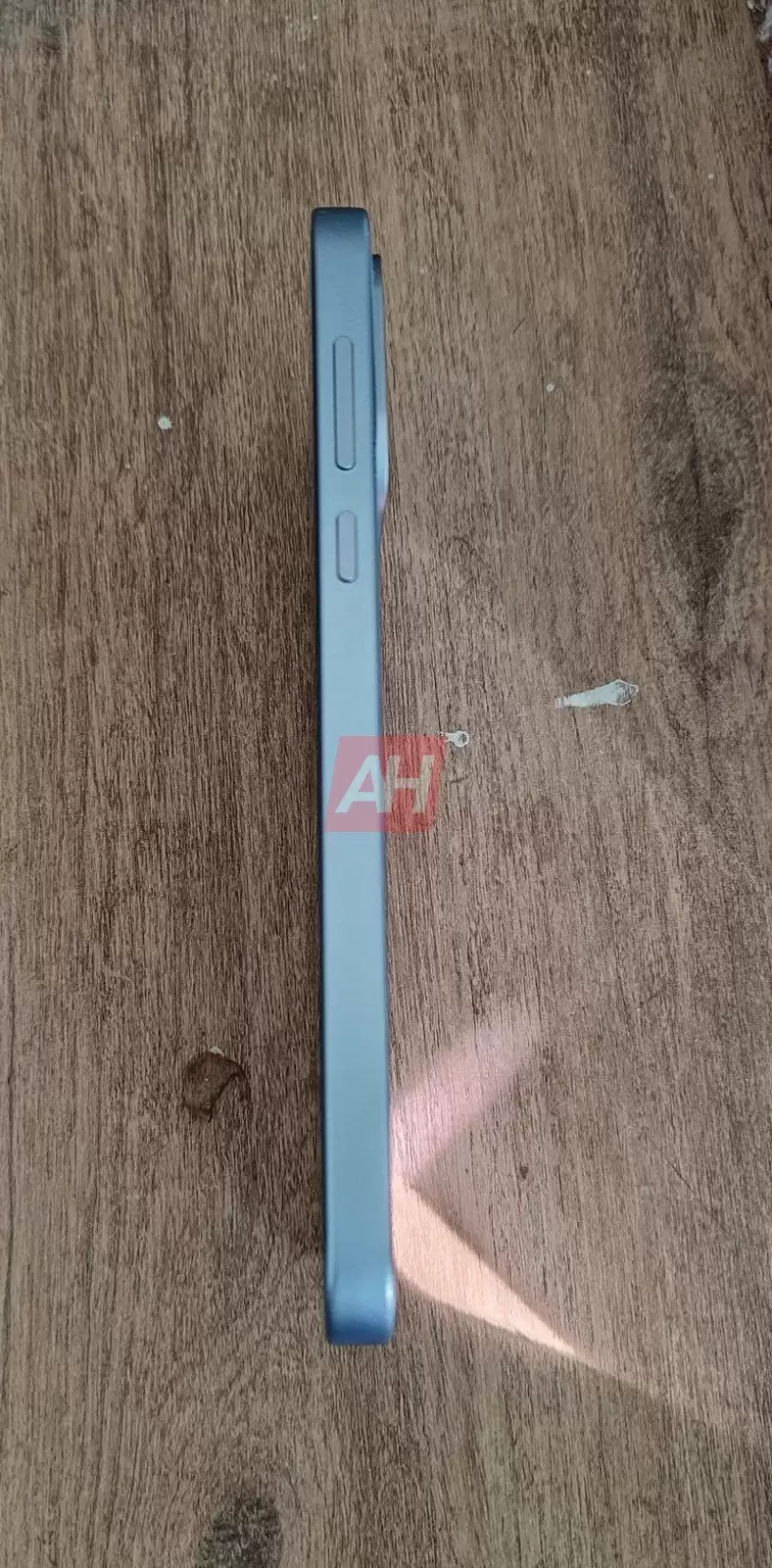 国际版一加 Turbo 手机实物图曝光：9000mAh 电池、骁龙 7s Gen 4 芯片