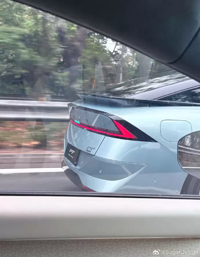 小鹏 P7 + 增程版实车曝光：全新外观，纯电续航 325km