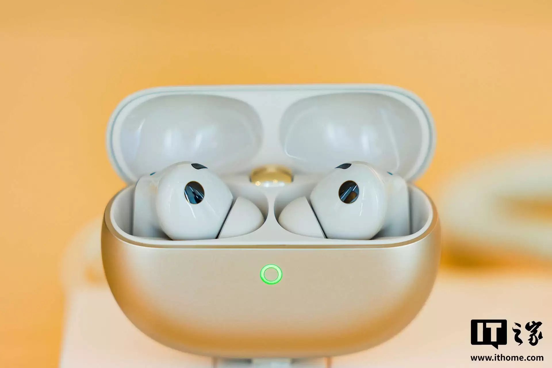 华为 FreeBuds Pro 5 马年典藏版开启预售：烫金密刻、专属弹窗，1499 元