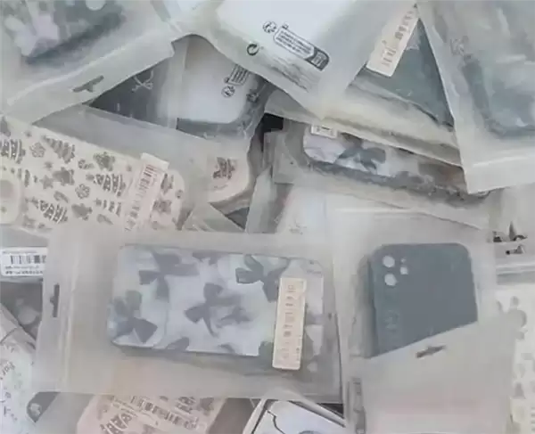空地处现大量全新手机壳:全新未拆封 有人一次捡50个