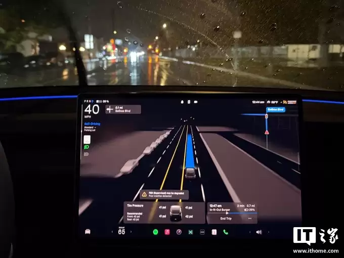 特斯拉 AI 团队圣诞赶工推送 FSD v14.2.2.1，雨天测试表现优异