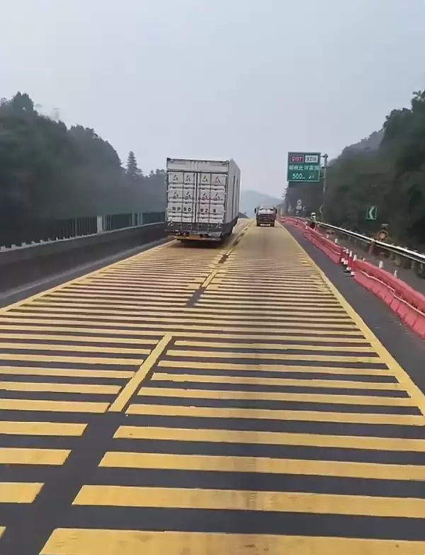 湖南一高速路设置数公里减速带 当地交警：出于施工安全考虑