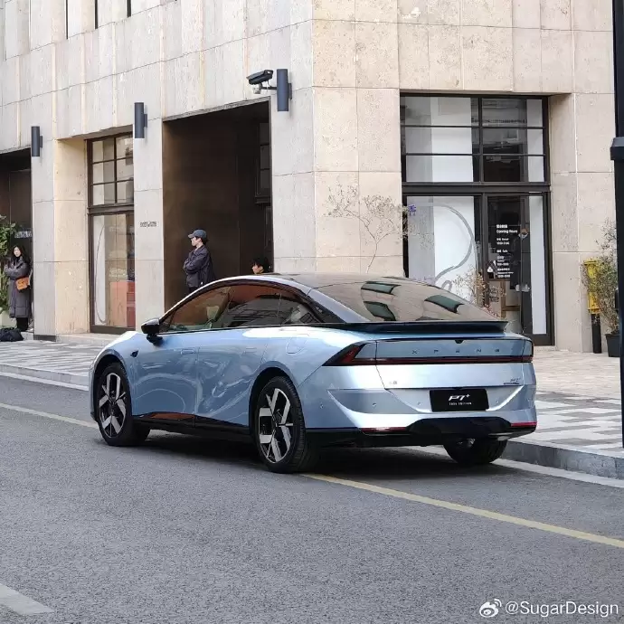 小鹏 P7 + 增程版实车曝光：全新外观，纯电续航 325km