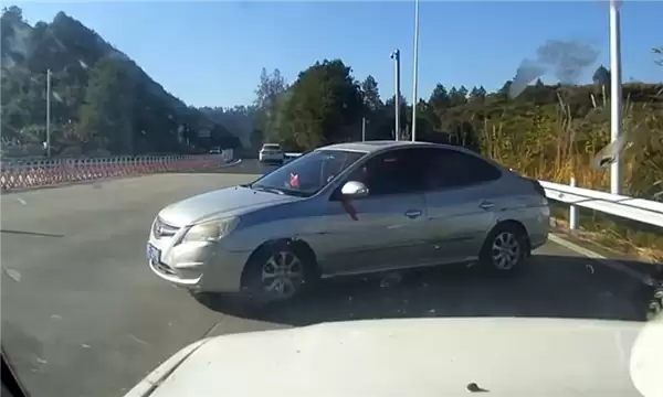 出服务区后直接掉头逆行试图下高速 司机:我年纪大了 没有加过油