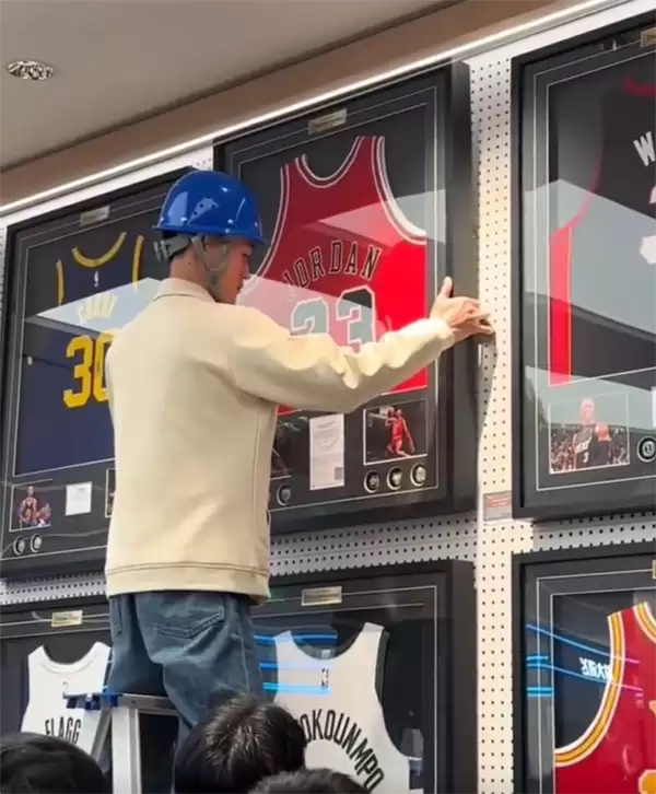 乔丹亲笔签名球衣售价13.8万元 胖东来客服：商品保真 已售出一件