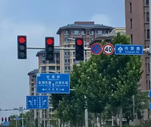 红灯长期不切换如何应对?官方回应:擅自通行或被扣6分罚款200元