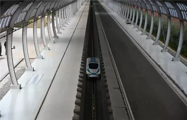 贴地飞行!5.3秒飙到800km/h 国产高铁模型车刷新世界纪录